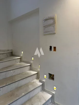 Imagem Apresentamos uma casa extraordinária, com 5 pavimentos e elevador, 3 suítes e uma master , toda climatizada, projetada com refinados toques de arquitetura e design de interiores assinados por Verônica Theodorico. Esta residência nova oferece um estilo de 