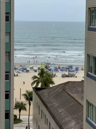 Imagem "Viva a experiência de morar pertinho da areia, em um apartamento aconchegante de 1 dormitório, porteira fechada, situado a poucos passos da praia, com uma vista lateral encantadora do mar que torna cada dia mais especial." Por apenas R$ 270.000,00. Agend