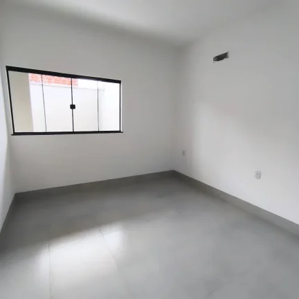 Imagem Casa De 2/4 Com Suite Om Quintal Grande E Otimo Acabamento No Parque Montreal