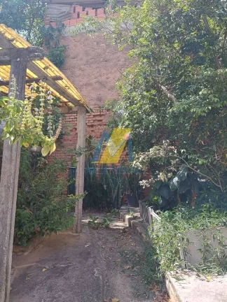 Imagem Casa Espaçosa com Edícula e Ambientes Independentes - Excelente Local.