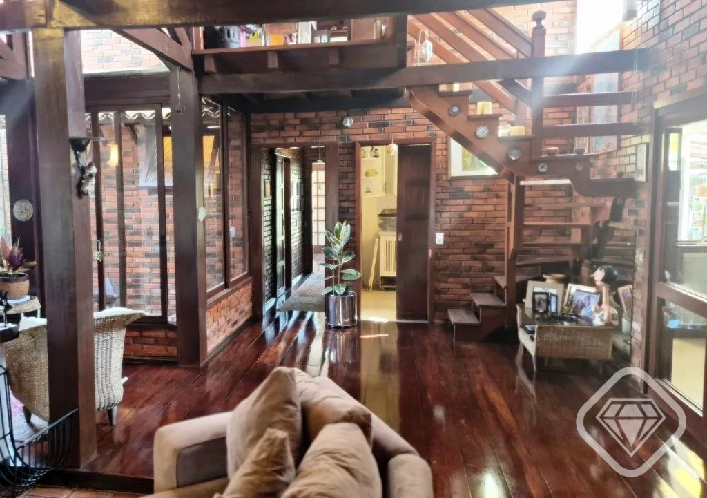 Imagem Casa em dois terrenos no bairro Guarujá, localizada em rua silenciosa, com excelente orientação s...