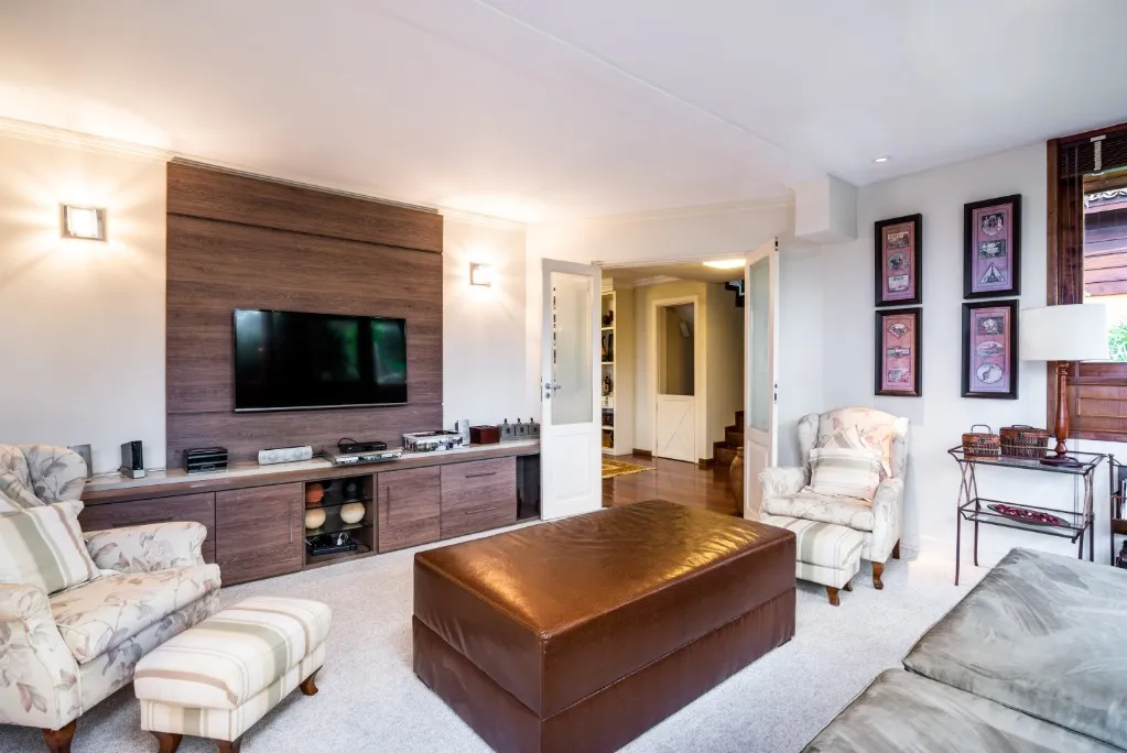 Imagem Luxuosa casa em condomínio à venda em Campos do Jordão-SP, Jardim Andirá: 4 quartos, 2 suítes, 4 banheiros, 3 vagas, 400m²!