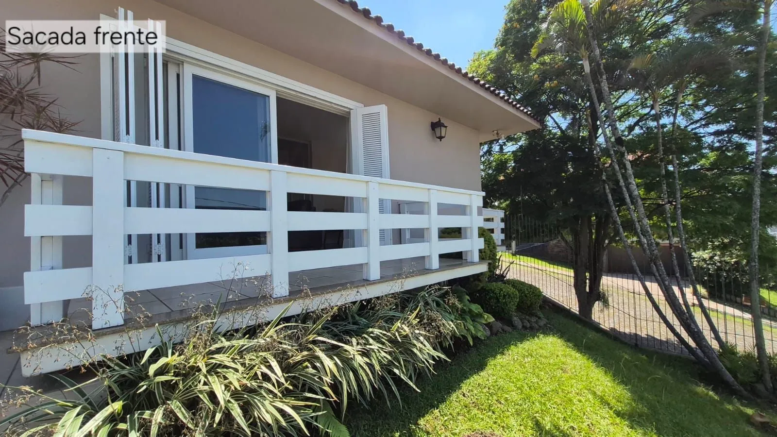 Imagem Excelente casa de 4 dormitórios, 1 suíte e 2 vagas em Novo Hamburgo.