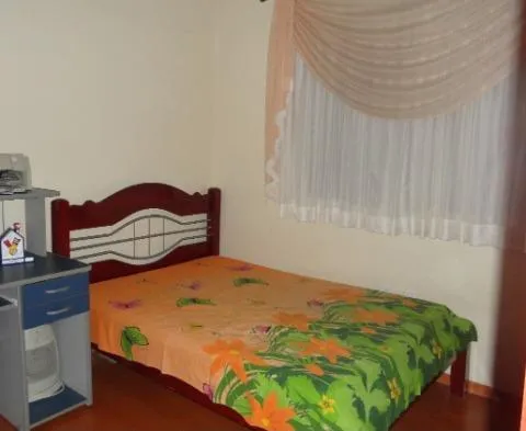 Imagem VENDA DE SOBRADO NO JARDIM PRESIDENTE DUTRA, EM GUARULHOS/SP, 300m² com 4 quartos, suíte, salão amplo e coberto e garagem para 02 autos. CONSULTE-NOS.