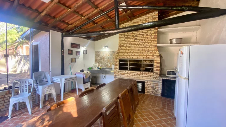 Imagem Pousada Comercial à Venda em Garopaba-SC: 3 Quartos, 4 Banheiros, 5 Vagas, 230m² - Não Perca!