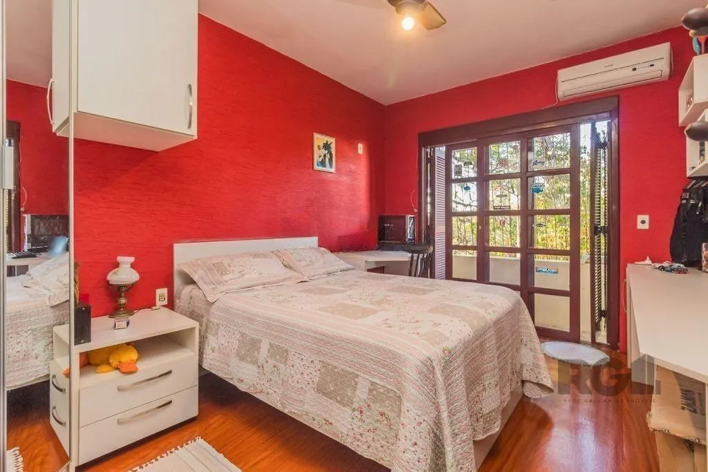 Imagem Sobrado de 215m² - 4 dormitórios, 5 vagas no bairro Passo das Pedras