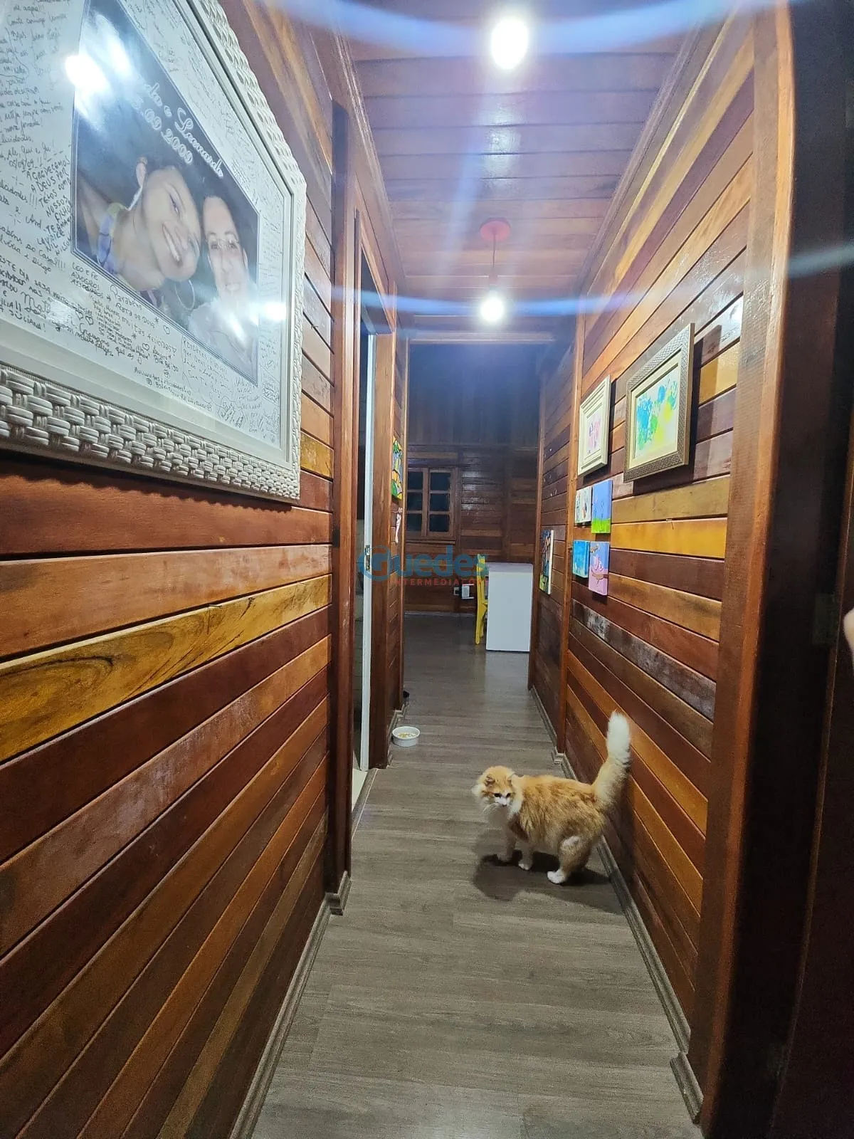 Imagem Casa em Embu das Artes, com 3 casas e 210m² por R$1.050.000 - Embu das Artes.