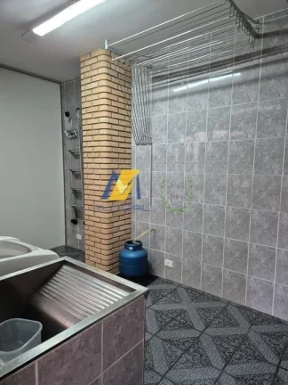 Imagem Sobrado à Venda com 300m², 3 dormitórios, 1 suíte, 2 salas e 7 vagas!!!