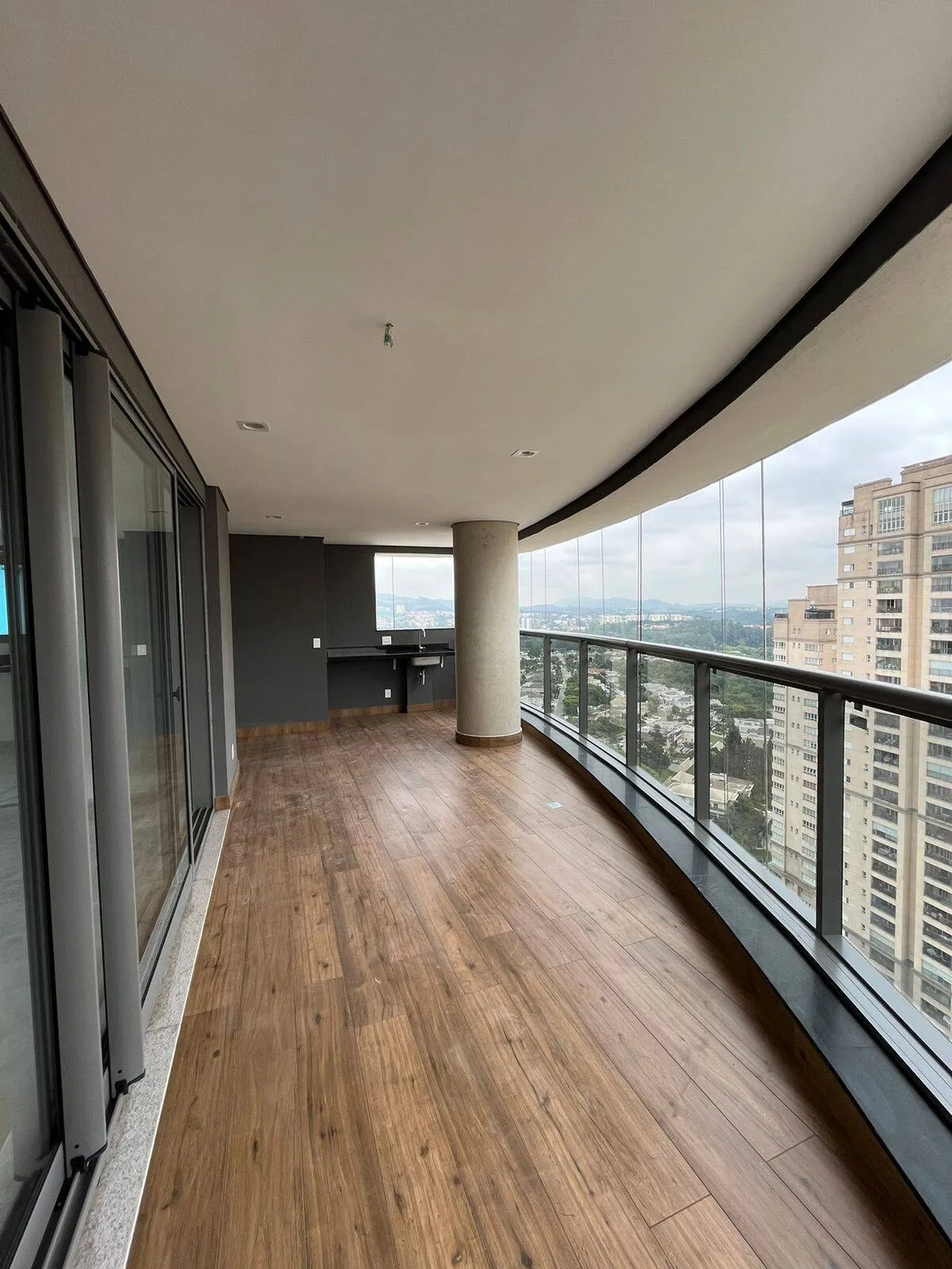 Foto do imóvel Apartamento Recém-Reformado de 4 Quartos e 3 Suítes ? 180m², 3 Vagas e Depósito em TAMBORÉ, BARUERI - SP