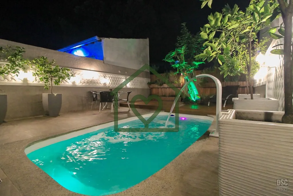 Imagem Uma casa que se destaca pela harmonia dos espaços, pela luz natural abundante e pela sensação de ...