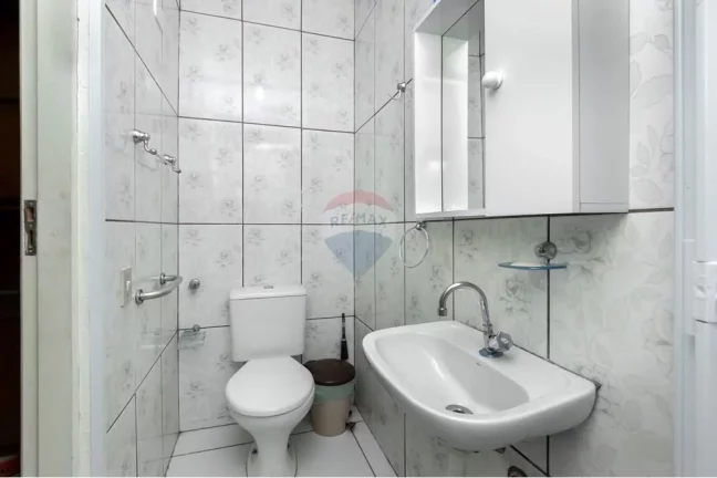 Imagem Casa bem localizada no jardim prudência com 3 Dormitórios,2 Banheiros, Sala com piso frio, Cozinha, corredor lateral, 2 vagas de garagem,