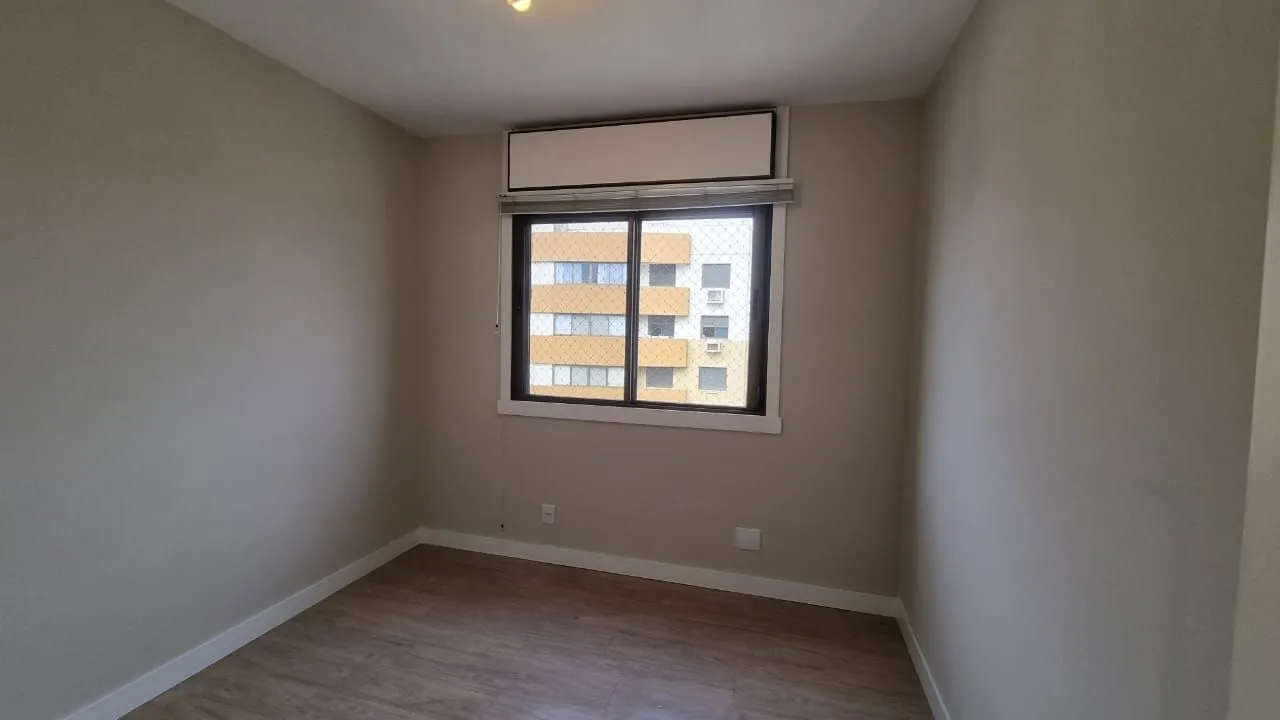 Imagem Apartamento 03 dormitórios, duas vagas individuais, edifício com infra, Bairro Cristal