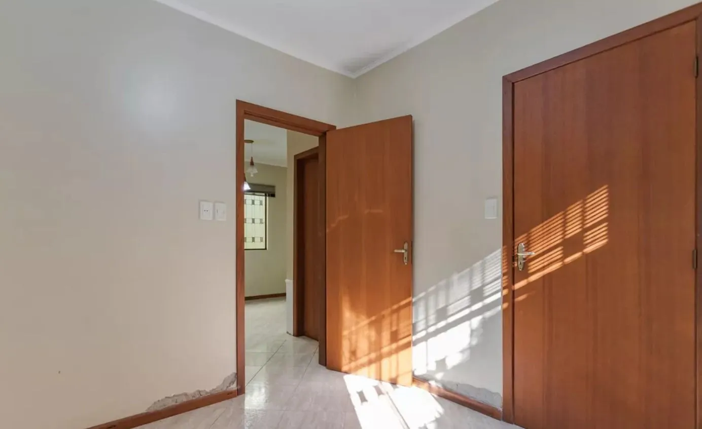 Imagem Casa no bairro Jardim Sabará de 4 dormitórios e 3 vagas DESOCUPADA
