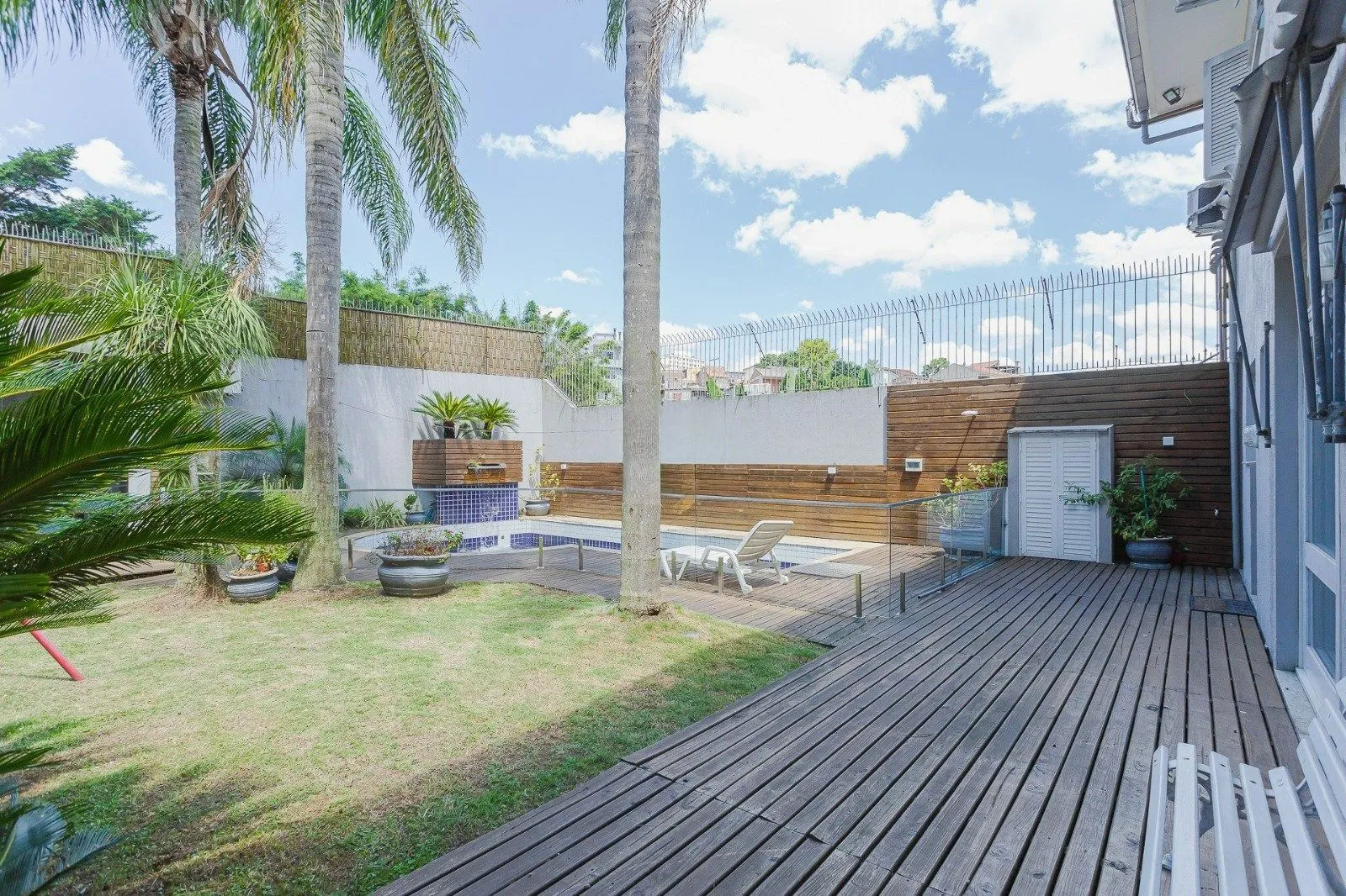 Imagem Casa Imponente com 5 Dormitórios (3 Suítes) no Bairro Chácara das Pedras