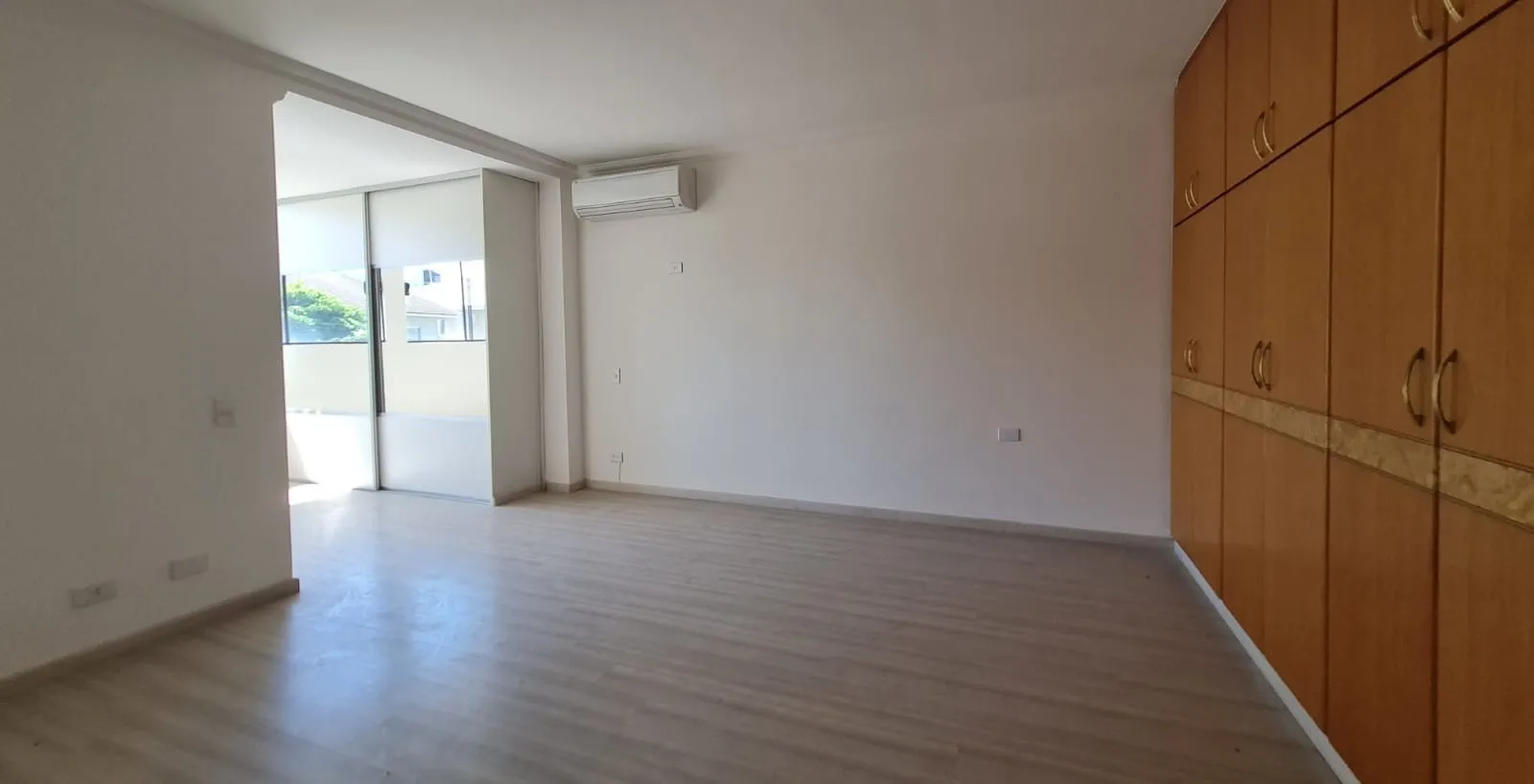 Imagem Mansão Exclusiva no Residencial 5 Alphaville com 620 m² construídos, cinema privativo e área de lazer completa.