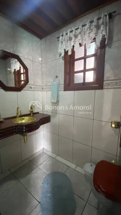 Imagem Casa térrea de madeira, com excelente distribuição. São 3 suítes, sendo 1 suíte máster com hi...