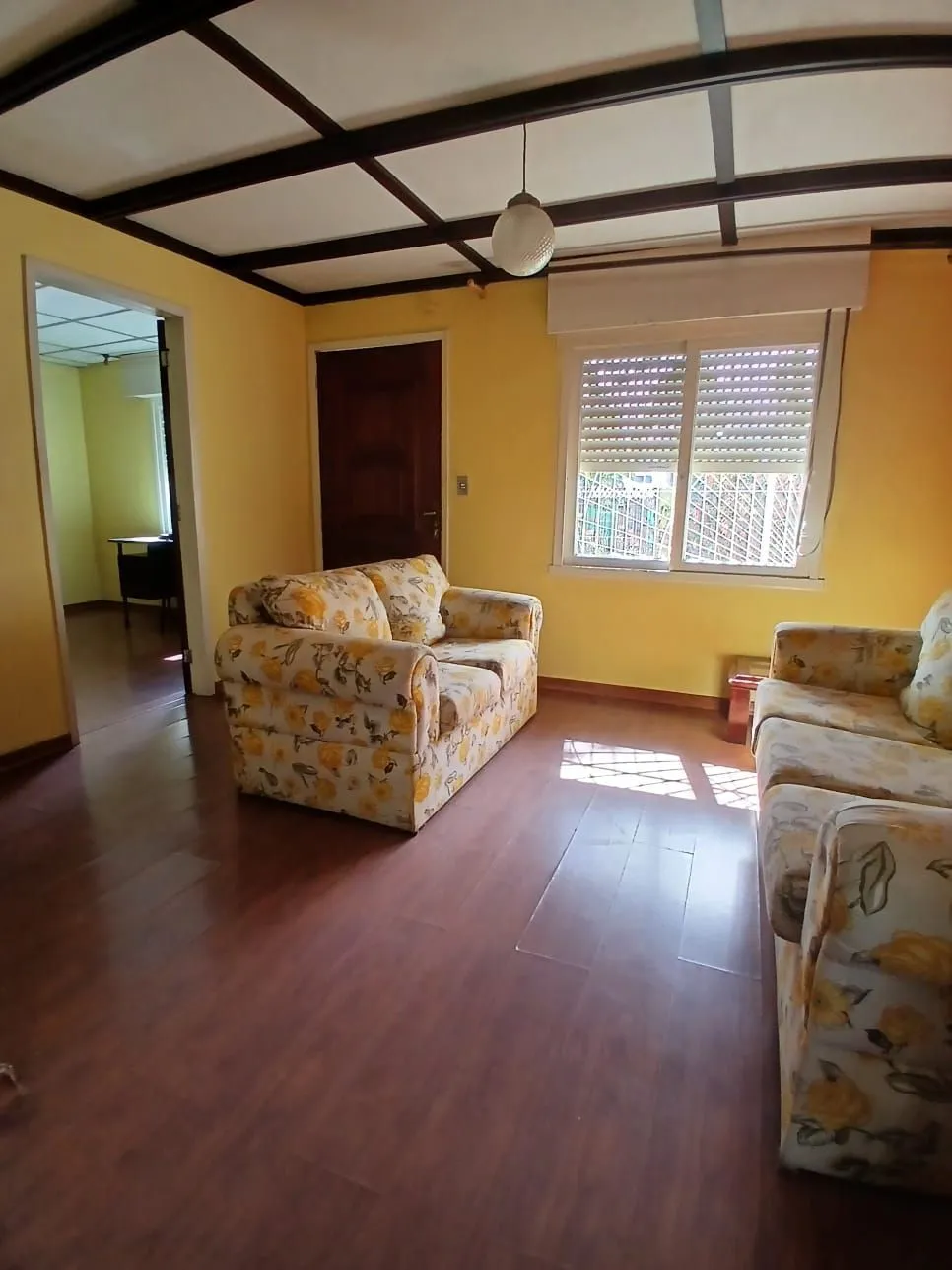 Imagem Ampla casa com patio no bairro Rubem Berta .