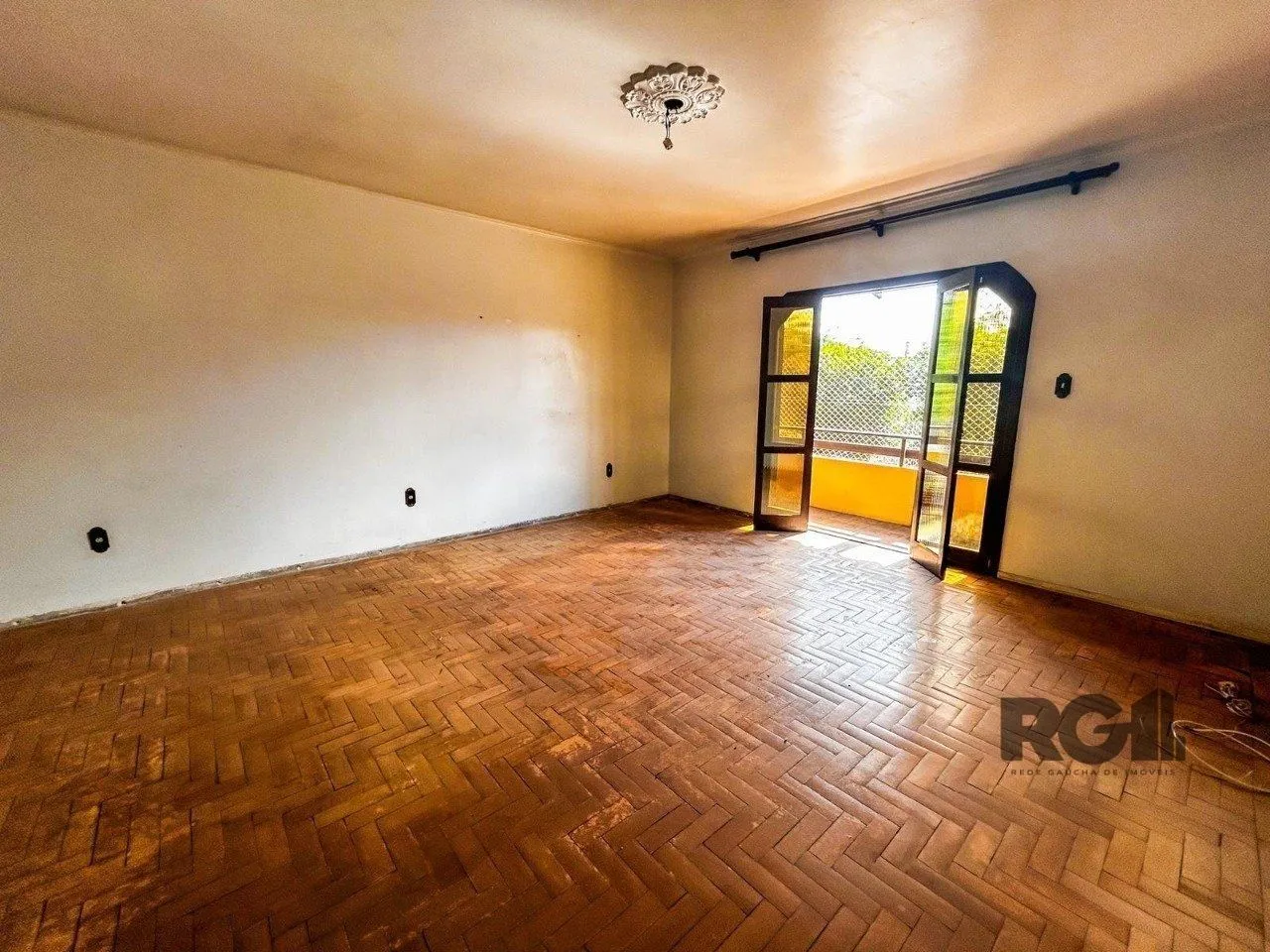 Imagem Casa com 2 salas comerciais, 3 quartos, vaga de garagem churrasqueira, suíte, no bairro Cavalhada, Porto Alegre/RS