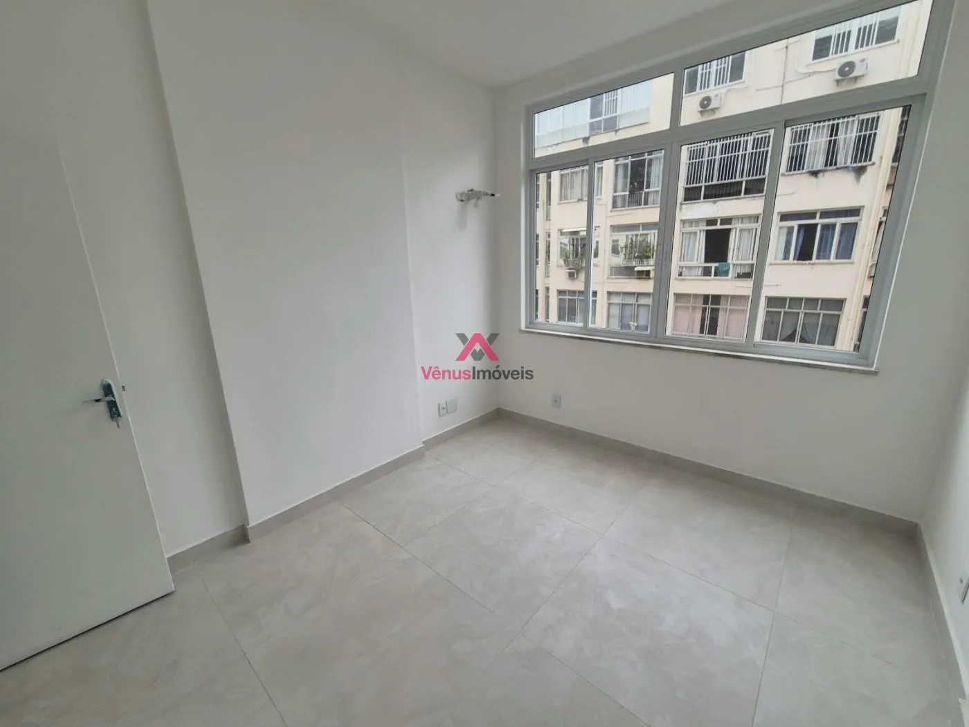 Imagem Apartamento para Venda em Rio de Janeiro, Leme, 2 dormitórios, 1 banheiro, 1 vaga