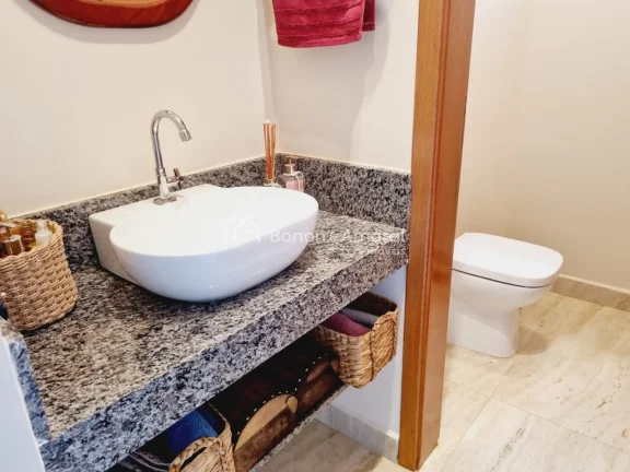 Imagem Sobrado com 4 quartos (sendo 2 suítes, uma delas no térreo), 264 m² construídos, no Condomínio ...