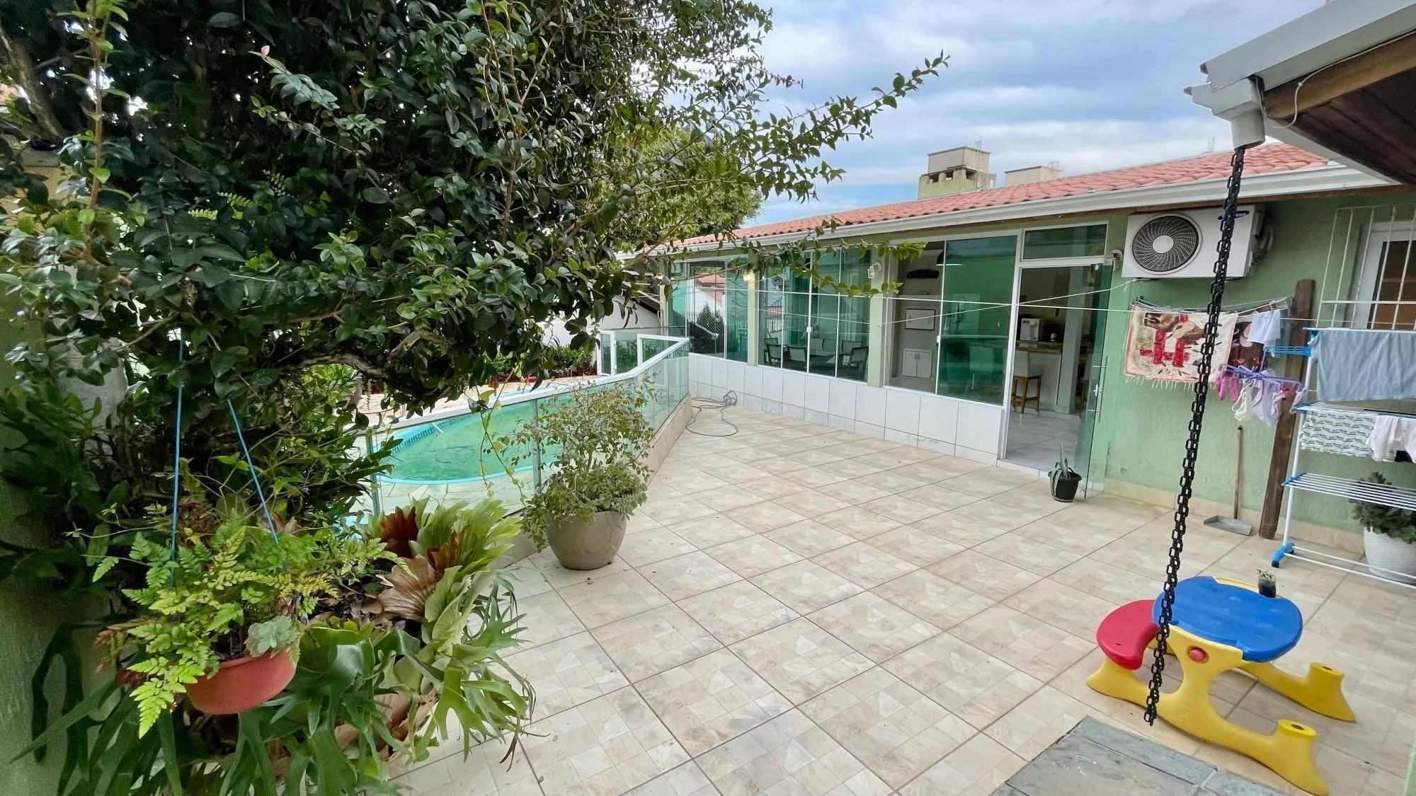 Imagem Casa térrea 100% mobiliada com 3 dormitórios, suíte, piscina e 3 vagas.