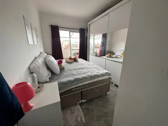 Imagem SOBRADO COM VISTA PARA O MAR à venda no Caiçara em Praia Grande-SP, com 2 dormitórios, sala, cozinha americana, banheiro social, lavabo, 2 vagas de garagem, moveis planejados, churrasqueira, 70 metros da praia. Estuda parcelamento direto.
