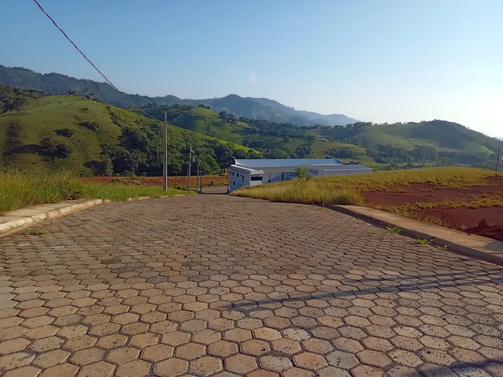 Imagem Galpão Comercial para Venda ou Locação em Cambuí-MG, Bairro Água Comprida: 1 Sala, 2 Banheiros, 5 Vagas de Garagem, 3.600m² de Área.