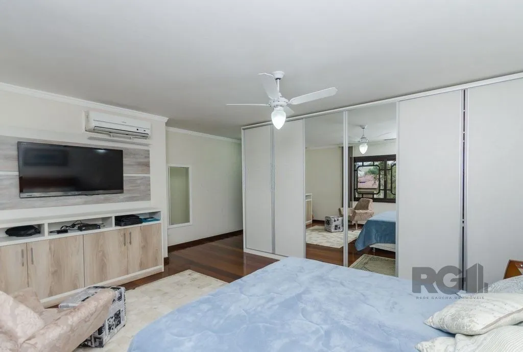 Imagem Excelente casa de 379m² com 3 dormitórios, piscina e 4 vagas.