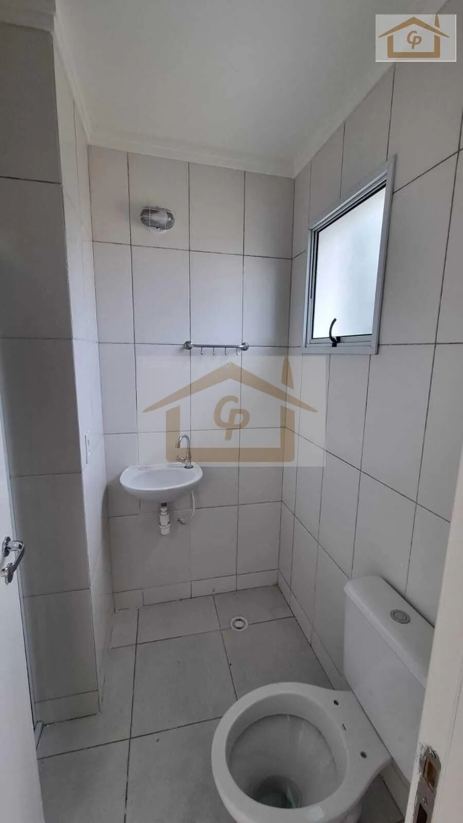 Imagem Casa com corredor lateral, 3 quartos sendo um suíte, 2 vagas