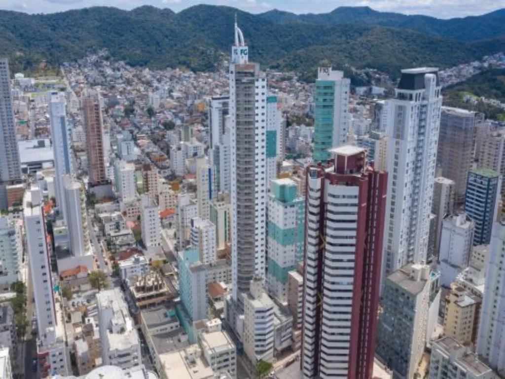 Imagem Imperdível! Apartamento de luxo à venda no Centro de Balneário Camboriú-SC, 4 quartos, 4 suítes, 2 salas, 4 banheiros, 3 vagas de garagem, 132m². Condomínio Edifício Olympo Tower.