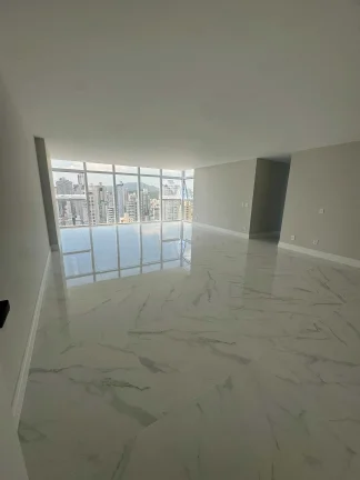 Apartamento com 3 dormitórios sendo 3 suítes e 2 vagas de garagem em Balneário Camboriú/SC
