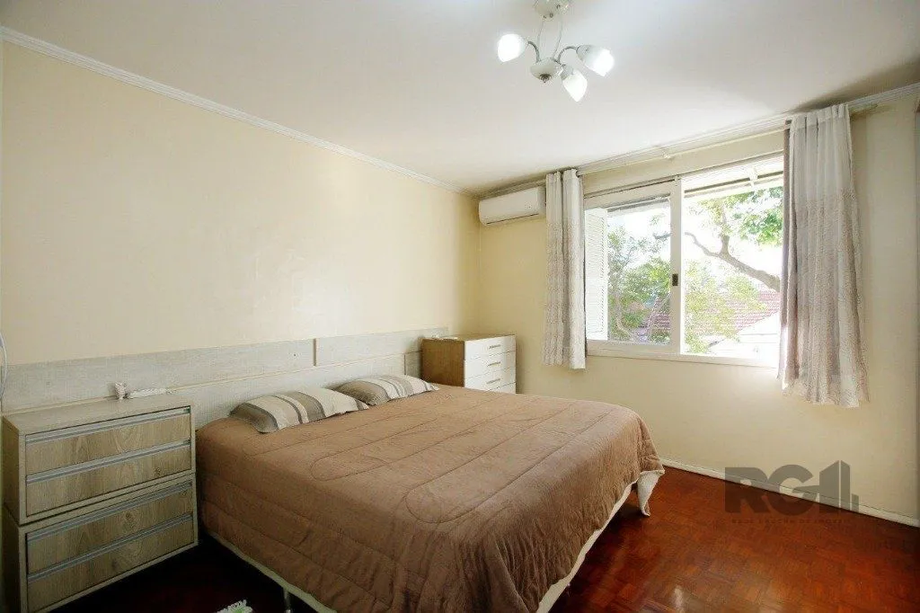 Imagem Excelente casa de 235m² com 4 dormitórios e 3 vagas no bairro Azenha.