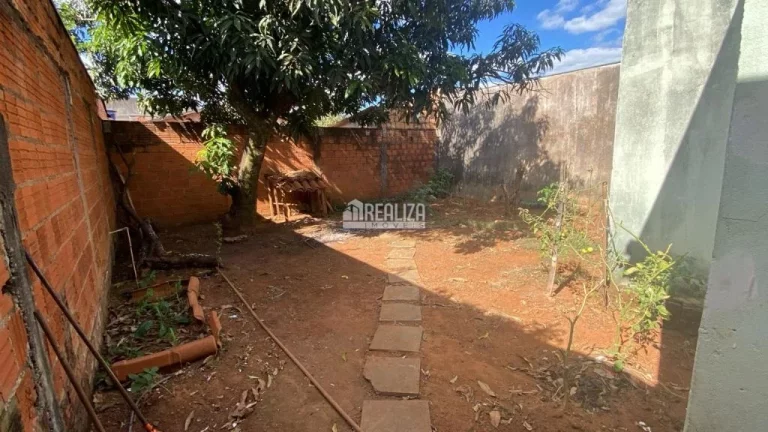 Imagem Casa à venda no Jardim Maracanã, Uberaba: 2 dormitórios, 3 garagens!