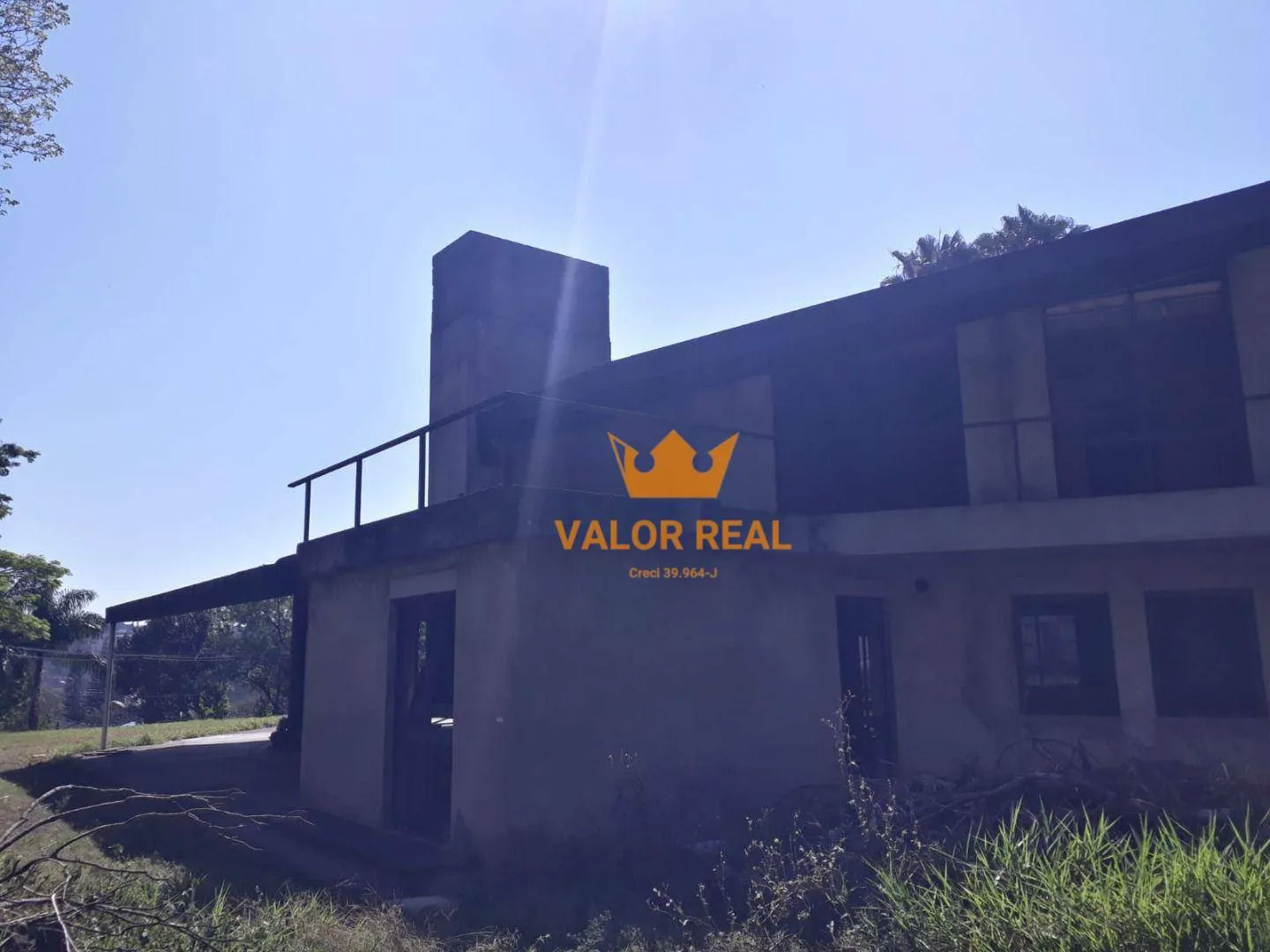 Imagem Magnifica casa em construção de alto padrão, possuindo 3.005m e mais 796m de área construida , possuindo um excelente design.