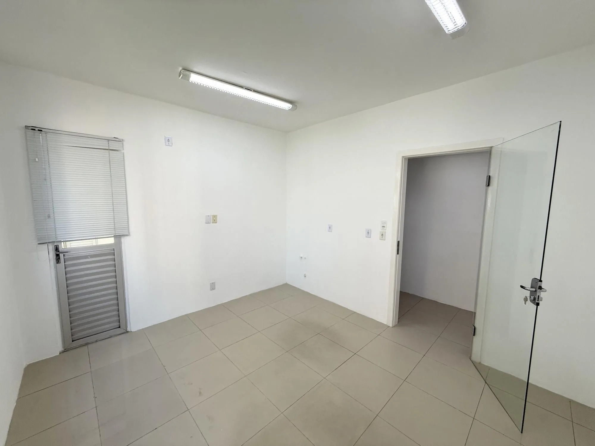 Imagem MÁFFER IMÓVEIS ALUGA - CASA COMERCIAL OU RESIDENCIAL NA AUXILIADORA Rua Marcelo Gama - Bairro Auxiliadora | Porto Alegre/RS