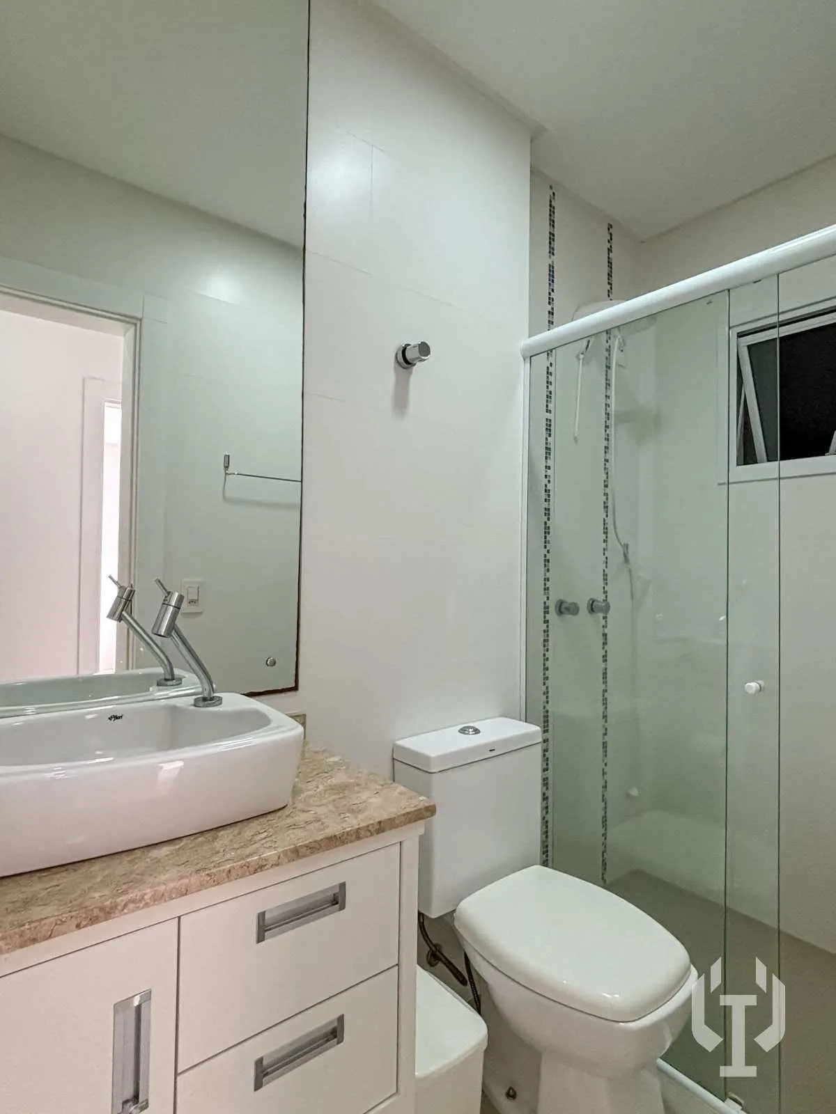 Imagem Apartamento com 3 dormitórios e 2 vagas de garagem em Meia Praia
