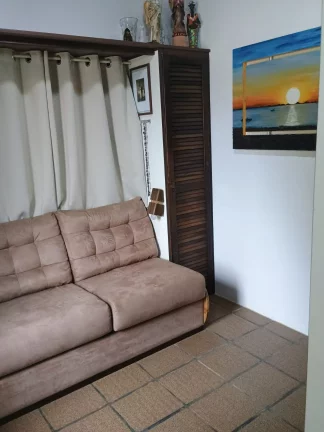 Imagem Espaçosa casa em Garopaba-SC: 3 dormitórios, suíte, jardim e documentação completa.
