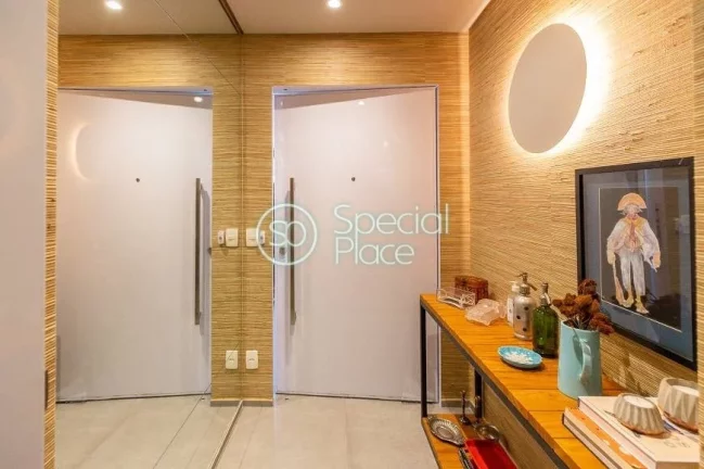 Imagem Totalmente reformado, apto com 201m² com planta versátil e super bem localizado. Amplo living com ...