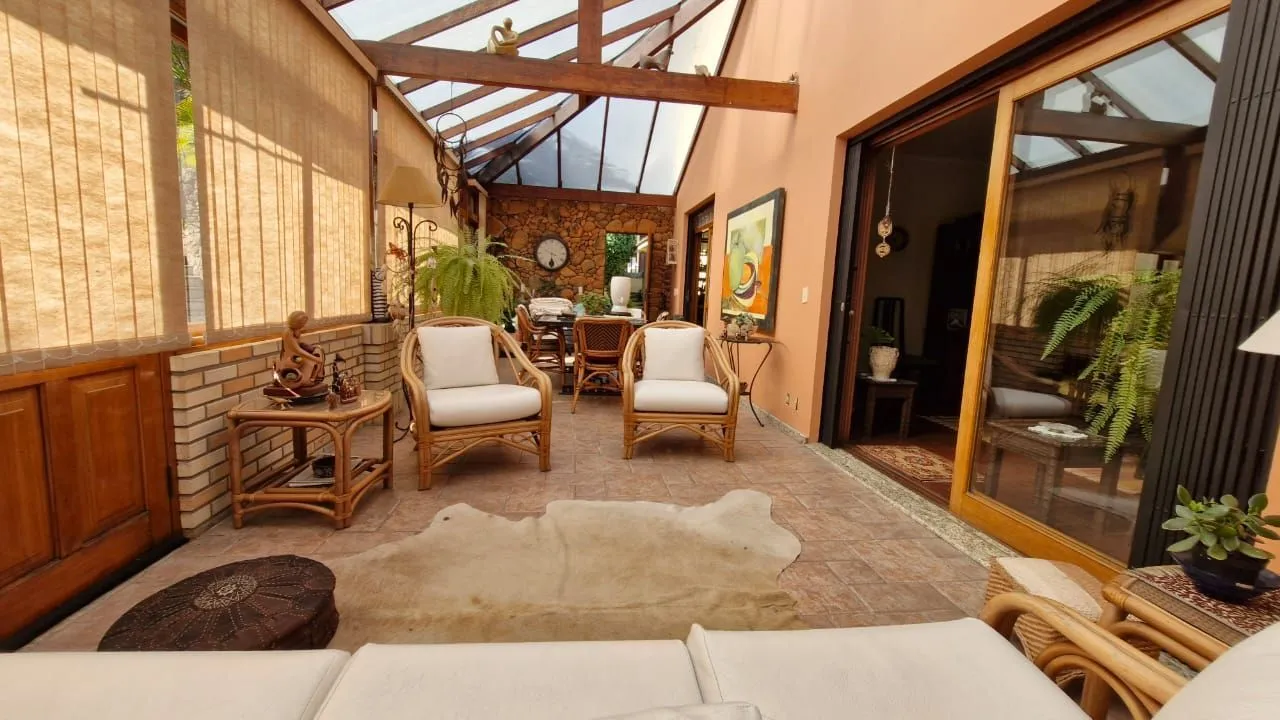 Imagem Casa de Cinema na Glória, com 500m² de área privada, 3 dormitórios, piscina, horta, lareira, elevador, gradeada 4 garagens