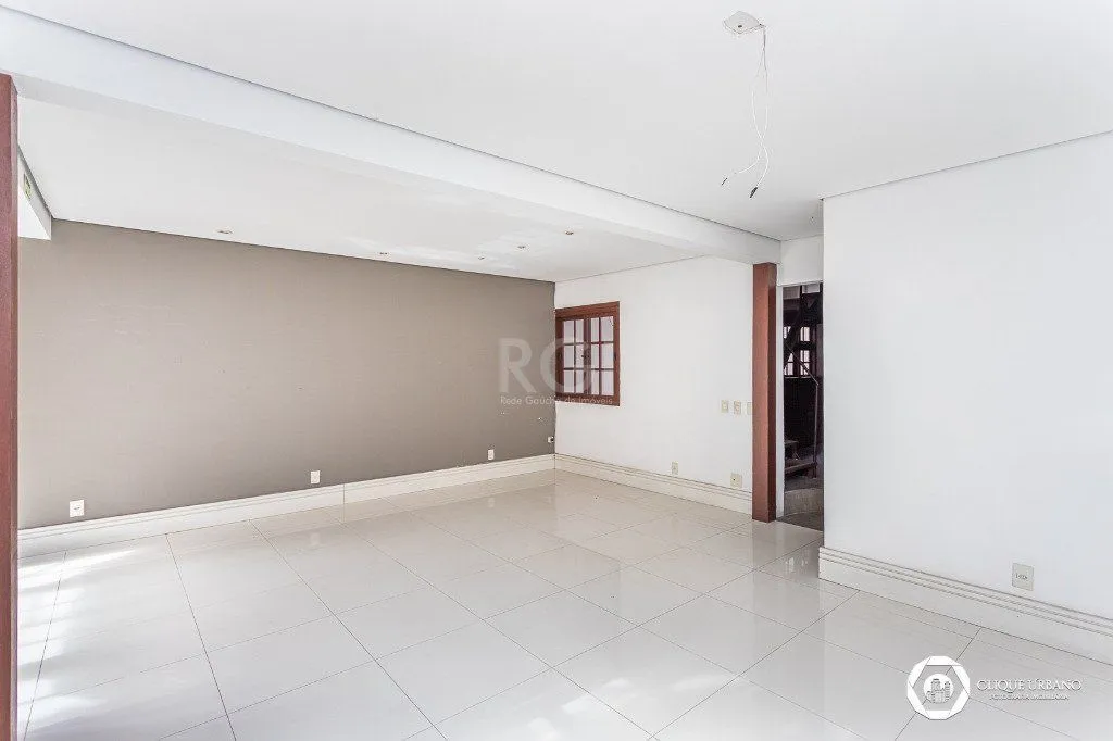 Imagem Casa para Venda - 330m², 4 dormitórios, sendo 3 suites, 2 vagas - Petrópolis