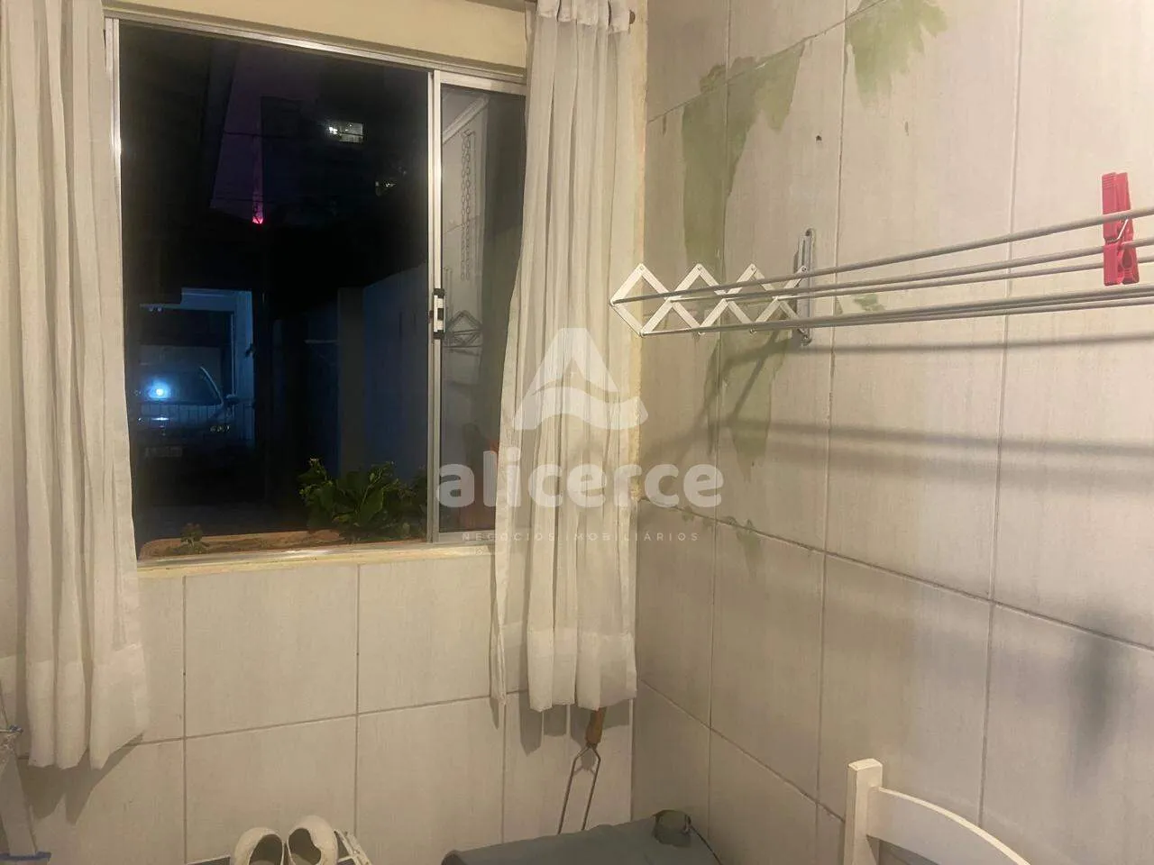 Imagem Casa com excelente localização no bairro Estreito, a apenas uma quadra da Beira-Mar Continental