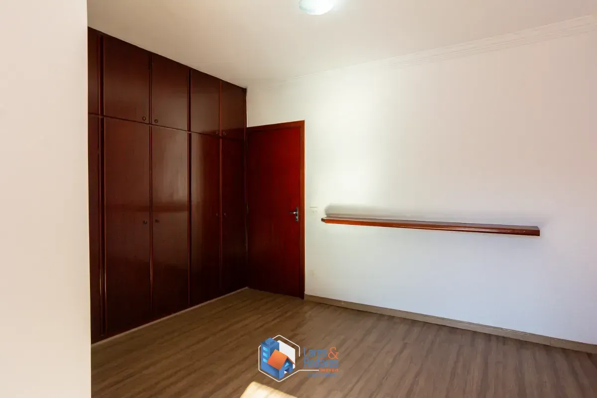 Imagem Sobrado para venda em Jardim das Vertentes com 4 quartos, 175m²