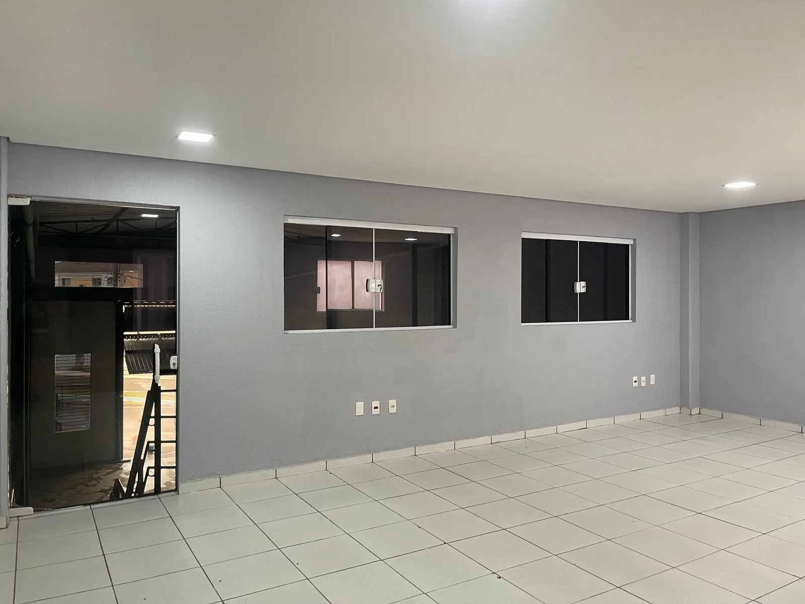 Imagem Galpão para Locação em Sorocaba - 290m² com Mezanino e Estrutura Moderna