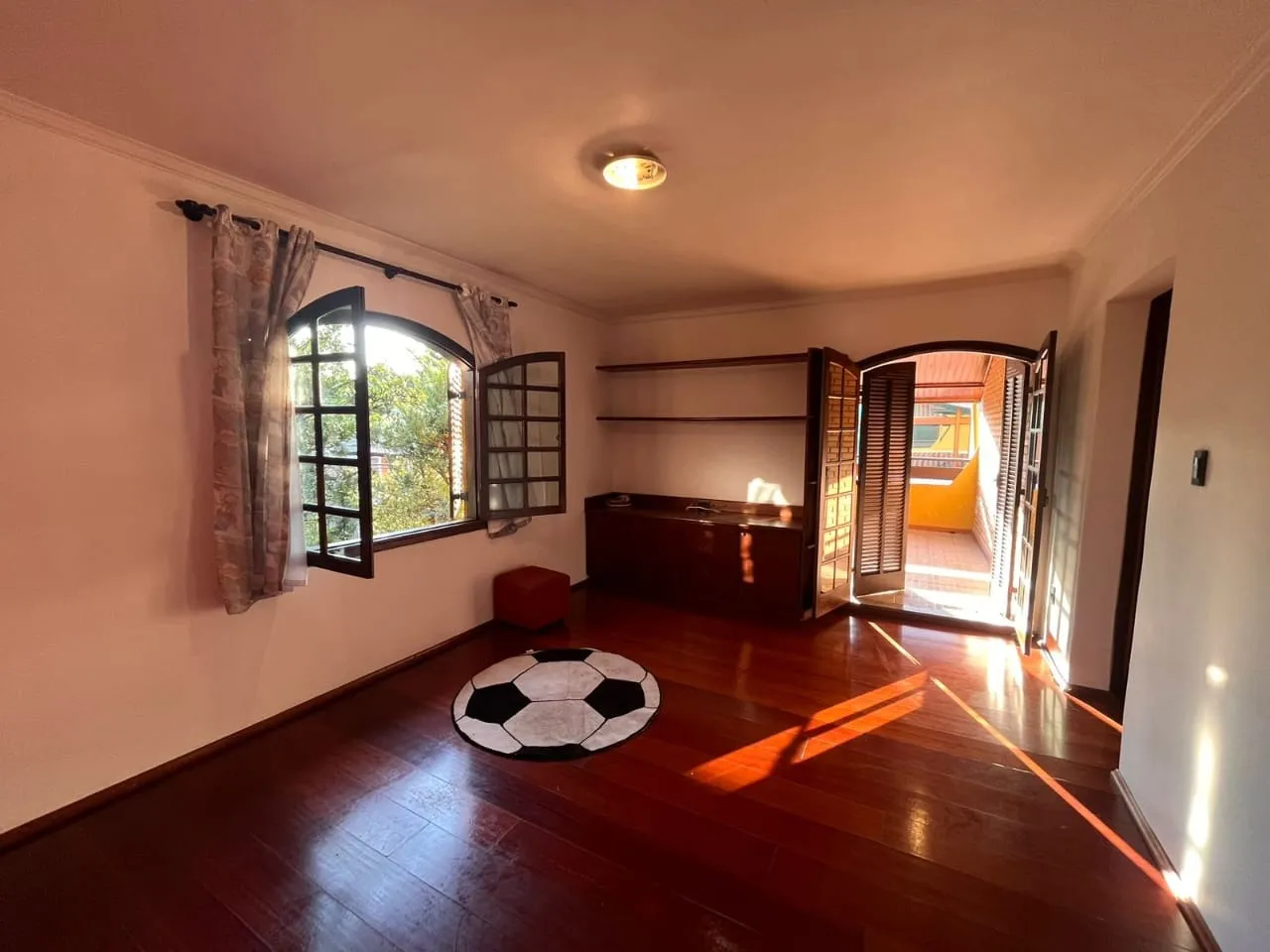Imagem "Ampla Residência com 6 Dormitórios no Condomínio Residencial Isaura"