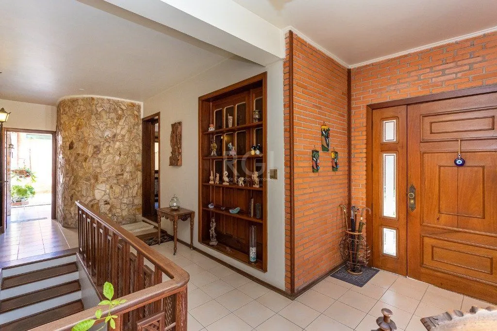 Imagem Casa sobrado no Partenon de 3 dormitórios e amplo pátio