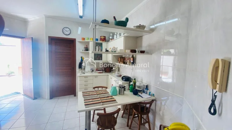Imagem Casa rústica no San Conrado, com varanda e lindo jardim frontal. 
Terreno amplo de 764 m², com gra...