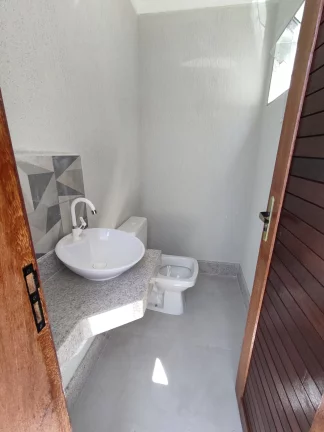 Imagem Casa linear composta de 2 quartos sendo um suíte cozinha ampla, sala, banheiro social, área de churrasco,
