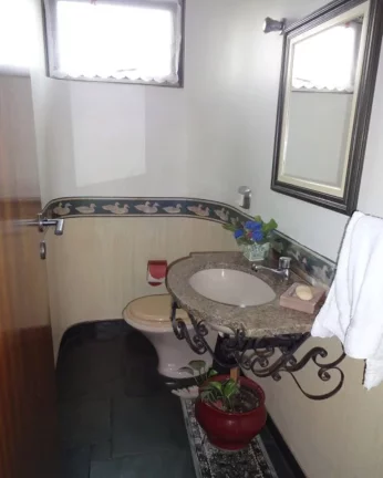 Imagem Apartamento bem distribuÃ­do com piso de madeira e armÃ¡rios, living para 03 ambientes, lavabo, ...