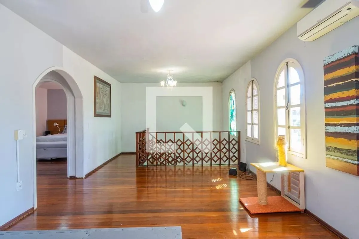 Imagem Casa á venda com 3 dormitórios no bairro Ipanema em Porto Alegre