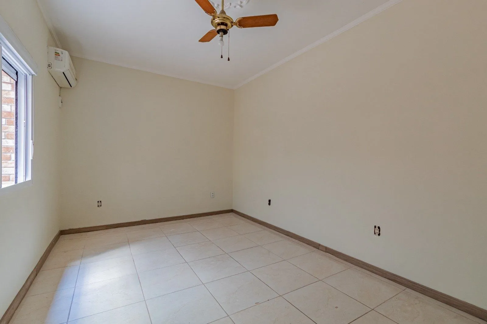 Imagem Térreo com pátio Semimobiliado, 2 Dormitórios, Próximo ao Praia de Belas